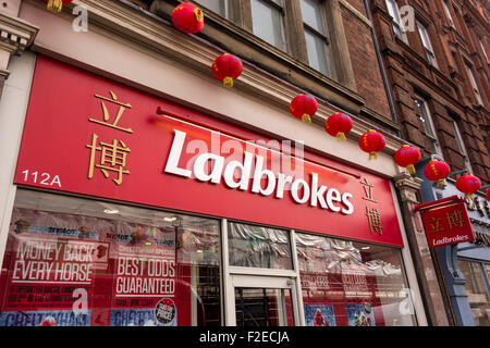 Ladbrokes Wetten-Shop in Chinatown in London mit dem Shop anmelden Chinesisch, UK Stockfoto