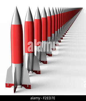 Metall- und rote Rakete isoliert auf einem Hintergrund mit Cilpping Weg. Stockfoto