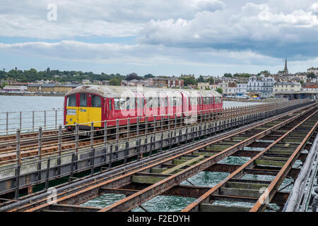 Vorortbahn läuft neben dem Pier vom Fährterminal Ryde Ryde Station auf der Isle Of Wight. Stockfoto