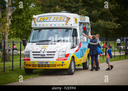 Weiche Ices Eiswagen in Heaton Park Kegel-Food-Snacks für Kinder kleine Ford Transit Queueing Warteschlange Menschen Krone warten in Stockfoto