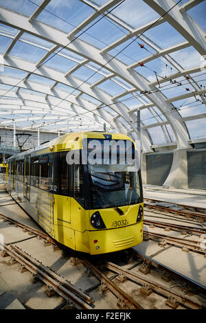 Metrolink Straßenbahn verlassen Manchester Victoria Bahnhof UK Großbritannien britische Großbritannien Europa Europäische Insel Englan Stockfoto