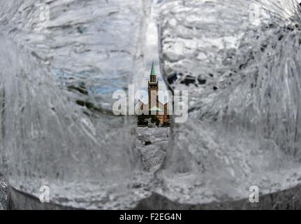 Berlin, Deutschland. 17. Sep, 2015. Reste der Eisblöcke Rahmen der St. Matthäus-Kirche in Berlin, Deutschland, 17. September 2015. Die Reste sind Reste von einem Kunstwerke aus Eis. Foto: Paul Zinken/Dpa/Alamy Live News Stockfoto