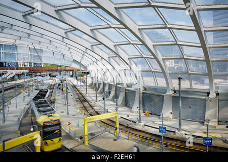 Metrolink Straßenbahn verlassen Manchester Victoria Bahnhof UK Großbritannien britische Großbritannien Europa Europäische Insel Englan Stockfoto