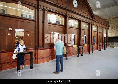 Holz-fronted Manchester Victoria Train Station Ticket Bürofenster UK Großbritannien britische Großbritannien Europa Europäische Stockfoto