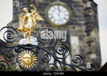 Mit Blick auf St. Michael und alle Engel Kirche Marktplatz in der Stadt von Macclesfield, Cheshire vom Architekten Arthur Blomfield UK Stockfoto