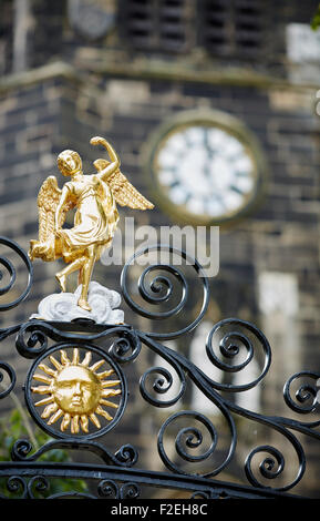 Mit Blick auf St. Michael und alle Engel Kirche Marktplatz in der Stadt von Macclesfield, Cheshire vom Architekten Arthur Blomfield UK Stockfoto