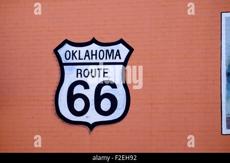 Ein Schild für die Route 66, gemalt an der Außenseite eines Backsteingebäudes in Bethany, Oklahoma, USA. Stockfoto