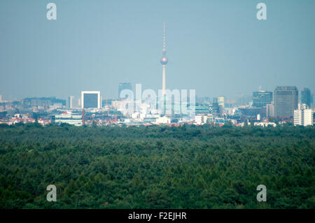 Juni 2006 - BERLIN: die Skyline von Berlin mit der "Fernsehturm" (Fernsehturm) in Berlin-Mitte. Stockfoto