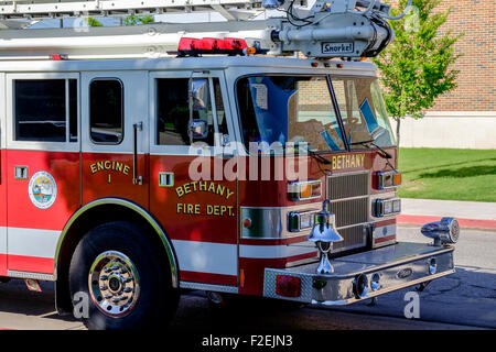 Ein Feuerwehrauto zeigt die vordere Hälfte in Bethanien, Oklahoma. Stockfoto