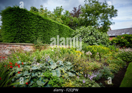 Pfarrhaus Gärten in Didsburyflower Betten blühen Blüte ordentlich hübschen Park öffnen Raum öffentliche Erholung Freizeit spielen spielen Stockfoto