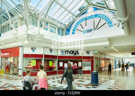 Salford Einkaufszentrum Pfandleiher Ladenfront Shops shopping Shopper Shop Einzelhandel Bezirk Supermarkt Einzelhändler Einzelhändler tr Stockfoto