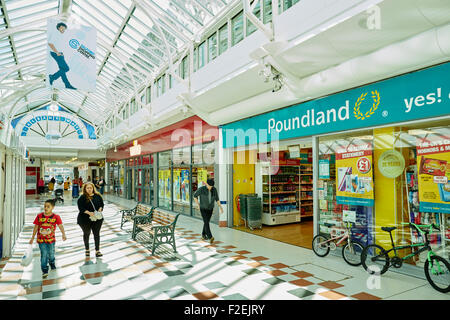 Salford Einkaufszentrum Poundland Wilko Shops shopping Shopper Shop Einzelhandel Bezirk Supermarkt Händler Händler Händler tra Stockfoto