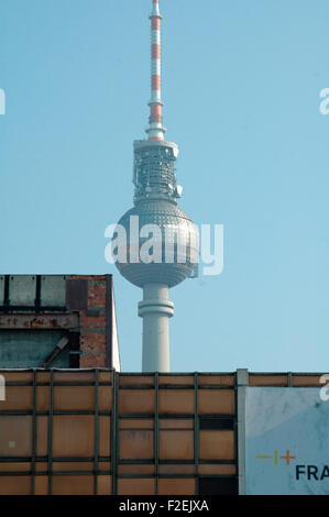 SEPTEMBER 2005 - BERLIN: der "Palast der Republik" (Palast der Republik), der "Fernsehturm" (Fernsehturm) in der Mitte d Stockfoto