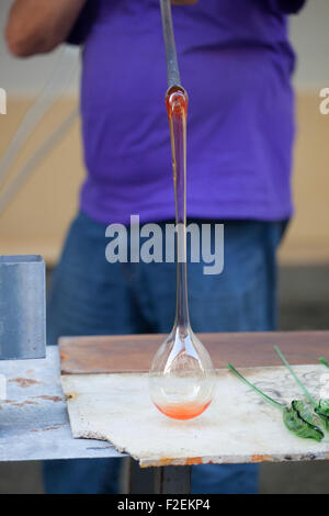 Der Glasbläserei von Hand gefertigt. Altes Handwerk für Herstellung von Glaswaren. Stockfoto