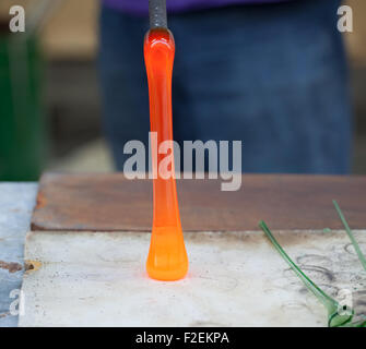 Der Glasbläserei von Hand gefertigt. Altes Handwerk für Herstellung von Glaswaren. Stockfoto