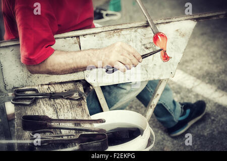 Der Glasbläserei von Hand gefertigt. Altes Handwerk für Herstellung von Glaswaren. Stockfoto