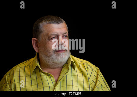 Schönes Portrait von ein nachdenklicher senior Mann im gelben Trikot Stockfoto