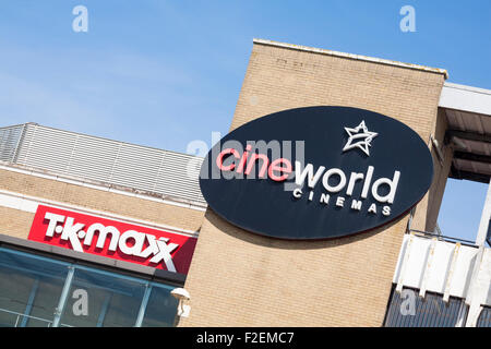 Cineworld Kinos und TK Max Zeichen an Gebäuden in Weymouth im Juni Stockfoto