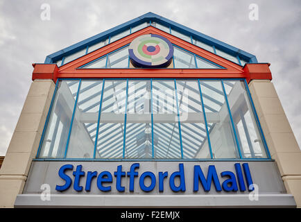 Stretford Mall Arndale außen Geschäfte früher shopping Shopper Geschäft Bezirk Supermarkt Händler Einzelhändler Einzelhändler Stockfoto