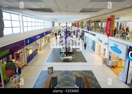 Stretford Mall Arndale Innenraum Geschäfte früher shopping Shopper Shop Einzelhandel Bezirk Supermarkt Händler Händler Händler t Stockfoto