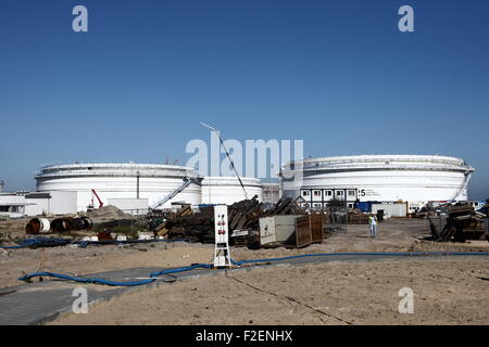 Danzig, Polen 17. September 2015 Minister Schatz Andrzej Czerwinski besucht PERN Ölterminal Baustelle im Hafen von Danzig. PERN Oil Terminal Projekt sieht den Bau von aufeinanderfolgenden Tanks 325 tausend Kubikmeter Kapazität zum Speichern von Fettstoffe, Flugbenzin, Bio-Additive für Treibstoffe und Chemikalien, einen Gleisanschluss und eine Station für Tankwagen. Infolgedessen Beitritt Polens zur Gruppe der Länder, die Handel mit Rohöl, Kraftstoffe und Chemikalien auf internationaler Ebene Credit: Michal Fludra/Alamy Live News Stockfoto