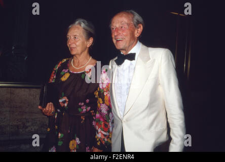 Der Deutsche Schauspieler Ernst Fritz Fürbringer Mit Seiner Ehefrau Lizzi Rademacher, 1980er Jahre Deutschland. Deutscher Schauspieler Ernst Fritz Fuerbringer mit seiner Frau Lizzi Rademacher, Deutschland der 1980er Jahre. 24x36DiaV60 Stockfoto