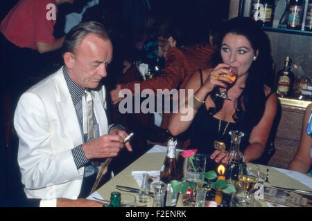 Der Deutsche Schauspieler Hannes Messemer Mit Seiner Ehefrau Susanne Korda, 1980er Jahre Deutschland. Deutscher Schauspieler Hannes Messemer mit seiner Frau Susanne Korda, Deutschland der 1980er Jahre. 24x36DiaV62 Stockfoto