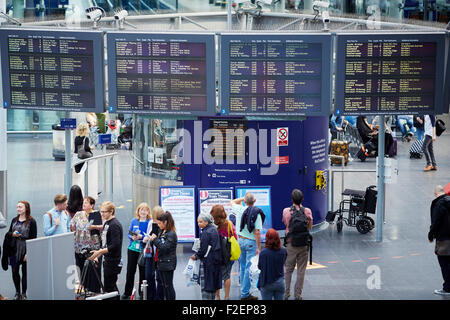 Manchester Piccadilly Station Fahrgäste im Eisenbahnverkehr an das Bestimmungsort-Brett in die Bahnhofshalle Passagiere vorbei an Menschen Massen ma Stockfoto