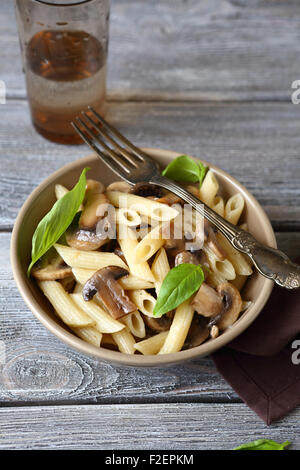 Nudeln mit Champignons und grünen, Essen Stockfoto