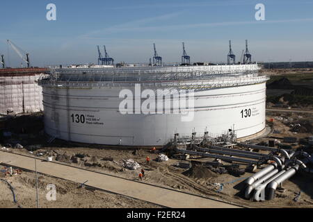 Danzig, Polen 17. September 2015 Minister Schatz Andrzej Czerwinski besucht PERN Ölterminal Baustelle im Hafen von Danzig. PERN Oil Terminal Projekt sieht den Bau von aufeinanderfolgenden Tanks 325 tausend Kubikmeter Kapazität zum Speichern von Fettstoffe, Flugbenzin, Bio-Additive für Treibstoffe und Chemikalien, einen Gleisanschluss und eine Station für Tankwagen. Infolgedessen Beitritt Polens zur Gruppe der Länder, die Handel mit Rohöl, Kraftstoffe und Chemikalien auf internationaler Ebene Credit: Michal Fludra/Alamy Live News Stockfoto