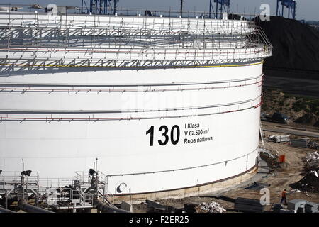 Danzig, Polen 17. September 2015 Minister Schatz Andrzej Czerwinski besucht PERN Ölterminal Baustelle im Hafen von Danzig. PERN Oil Terminal Projekt sieht den Bau von aufeinanderfolgenden Tanks 325 tausend Kubikmeter Kapazität zum Speichern von Fettstoffe, Flugbenzin, Bio-Additive für Treibstoffe und Chemikalien, einen Gleisanschluss und eine Station für Tankwagen. Infolgedessen Beitritt Polens zur Gruppe der Länder, die Handel mit Rohöl, Kraftstoffe und Chemikalien auf internationaler Ebene Credit: Michal Fludra/Alamy Live News Stockfoto