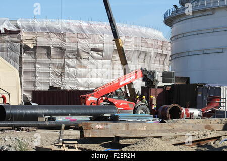 Danzig, Polen 17. September 2015 Minister Schatz Andrzej Czerwinski besucht PERN Ölterminal Baustelle im Hafen von Danzig. PERN Oil Terminal Projekt sieht den Bau von aufeinanderfolgenden Tanks 325 tausend Kubikmeter Kapazität zum Speichern von Fettstoffe, Flugbenzin, Bio-Additive für Treibstoffe und Chemikalien, einen Gleisanschluss und eine Station für Tankwagen. Infolgedessen Beitritt Polens zur Gruppe der Länder, die Handel mit Rohöl, Kraftstoffe und Chemikalien auf internationaler Ebene Credit: Michal Fludra/Alamy Live News Stockfoto