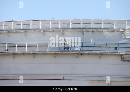 Danzig, Polen 17. September 2015 Minister Schatz Andrzej Czerwinski besucht PERN Ölterminal Baustelle im Hafen von Danzig. PERN Oil Terminal Projekt sieht den Bau von aufeinanderfolgenden Tanks 325 tausend Kubikmeter Kapazität zum Speichern von Fettstoffe, Flugbenzin, Bio-Additive für Treibstoffe und Chemikalien, einen Gleisanschluss und eine Station für Tankwagen. Infolgedessen Beitritt Polens zur Gruppe der Länder, die Handel mit Rohöl, Kraftstoffe und Chemikalien auf internationaler Ebene Credit: Michal Fludra/Alamy Live News Stockfoto