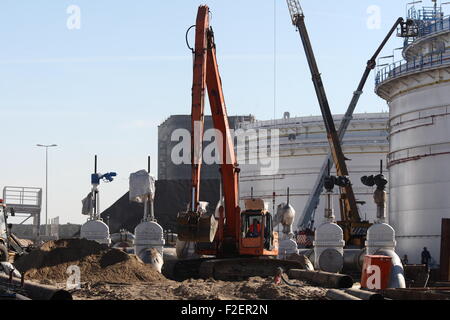 Danzig, Polen 17. September 2015 Minister Schatz Andrzej Czerwinski besucht PERN Ölterminal Baustelle im Hafen von Danzig. PERN Oil Terminal Projekt sieht den Bau von aufeinanderfolgenden Tanks 325 tausend Kubikmeter Kapazität zum Speichern von Fettstoffe, Flugbenzin, Bio-Additive für Treibstoffe und Chemikalien, einen Gleisanschluss und eine Station für Tankwagen. Infolgedessen Beitritt Polens zur Gruppe der Länder, die Handel mit Rohöl, Kraftstoffe und Chemikalien auf internationaler Ebene Credit: Michal Fludra/Alamy Live News Stockfoto