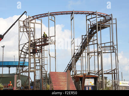 Hayling Island, Hampshire, UK. 17. September 2015.  Ein Mann wird für schwere Verletzungen nach einem Sturz mehr als 20ft bei einer Kirmes Fahrt behandelt. Der Mann südlichen irischen Dienstnehmerin aus Rumänien war ein Messegelände fahren am Funlands, am Meer Straße Hayling, heute Morgen Demontage. Arbeitnehmer haben beschreiben, wie der Mann verlor seinen Fuß und 20 Fuß fiel die während Masse schneiden Sie einen Teil der Fahrt einer Achterbahn. Bildnachweis: Uknip/Alamy Live-Nachrichten Stockfoto