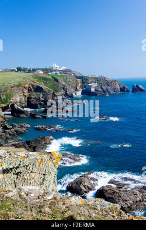 Die dramatisch und gefährlich Küstenlandschaft und den Leuchtturm auf der SW Coast Path bei Lizard Point, Cornwall, England, UK Stockfoto