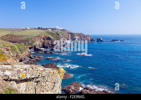 Die dramatisch und gefährlich Küstenlandschaft und den Leuchtturm auf der SW Coast Path bei Lizard Point, Cornwall, England, UK Stockfoto