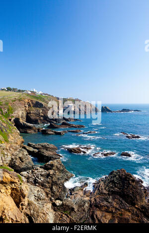 Die dramatisch und gefährlich Küstenlandschaft und den Leuchtturm auf der SW Coast Path bei Lizard Point, Cornwall, England, UK Stockfoto