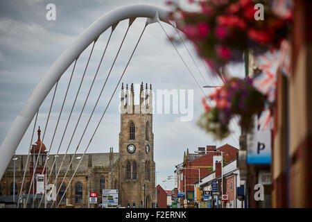 Die Kirche der Heiligen Dreifaltigkeit Bolton in der Grafschaft Lancashire, umrahmt von Gateway Bridge Arch Holy Trinity Church ist eine redund Stockfoto