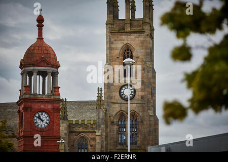 Die Kirche der Heiligen Dreifaltigkeit Bolton in der Grafschaft Lancashire, umrahmt von Gateway Bridge Arch Holy Trinity Church ist eine redund Stockfoto