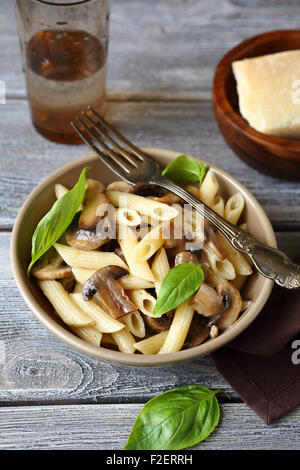 Pasta mit Pilzen in Schüssel, Essen Stockfoto