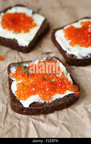 Drei Scheiben Brot mit Butter und Kaviar, Essen Stockfoto