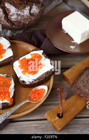 Sandwich mit Kaviar und Butter auf einem Teller, Ansicht von oben Stockfoto