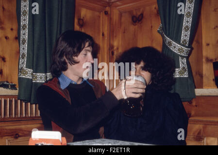 Der Deutsche Filmemacher Wolfgang Brög Und Gabriela Caracol, 1980er Jahre Deutschland. Deutsche Filmemacher Wolfgang Broeg und Gabriela Caracol, Deutschland der 1980er Jahre. 24x36Dia186 Stockfoto