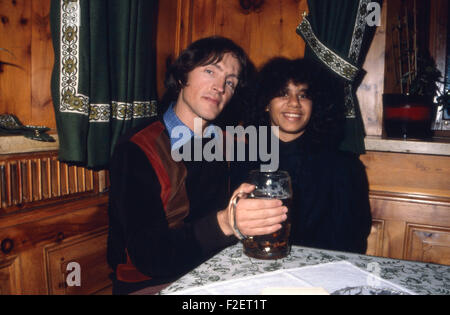 Der Deutsche Filmemacher Wolfgang Brög Und Gabriela Caracol, 1980er Jahre Deutschland. Deutsche Filmemacher Wolfgang Broeg und Gabriela Caracol, Deutschland der 1980er Jahre. 24x36Dia186 Stockfoto