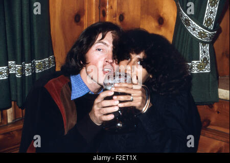 Der Deutsche Filmemacher Wolfgang Brög Und Gabriela Caracol, 1980er Jahre Deutschland. Deutsche Filmemacher Wolfgang Broeg und Gabriela Caracol, Deutschland der 1980er Jahre. 24x36Dia186 Stockfoto