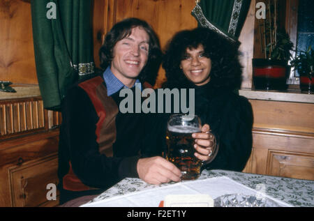 Der Deutsche Filmemacher Wolfgang Brög Und Gabriela Caracol, 1980er Jahre Deutschland. Deutsche Filmemacher Wolfgang Broeg und Gabriela Caracol, Deutschland der 1980er Jahre. 24x36Dia186 Stockfoto