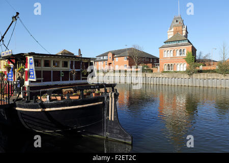 Die Schlossbar schwimmende Kneipe in Newark, England. Das Schiff liegt am Ufer des Flusses Trent. Stockfoto