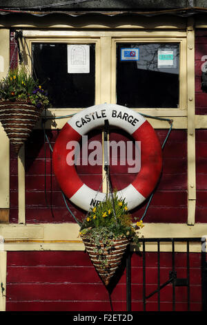 Ein Rettungsring für die Schlossbar schwimmende Kneipe in Newark, England. Das Schiff liegt am Ufer des Flusses Trent. Stockfoto