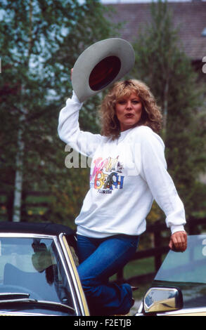 Deutsche Fictitious character Christiane Rücker mit einem Mercedes Benz 3809 SL Cabrio, Deutschland 1980er Jahre. Die deutsche Schauspielerin Christiane Ruecker mit einem Mercedes Benz 380 SL Cabrio, Deutschland der 80er Jahre. 24 x 36 Ø 192 Stockfoto